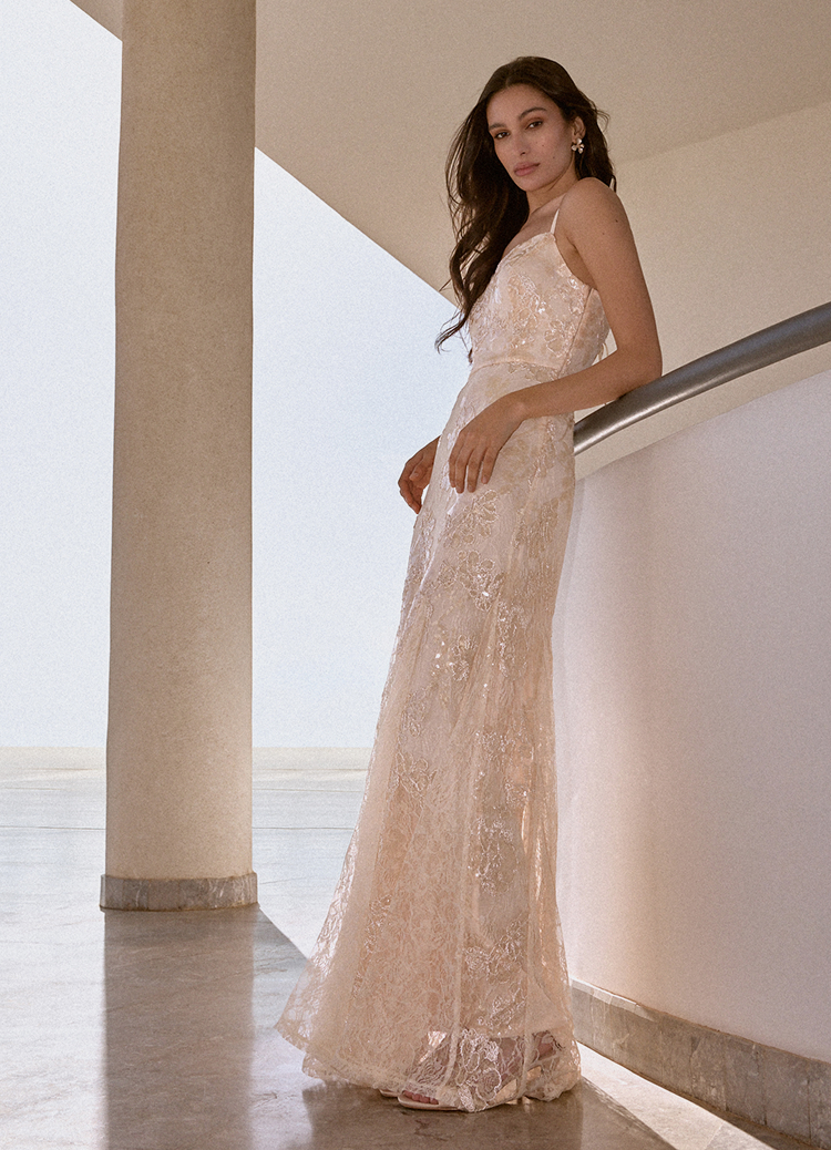 Prezentacija duge čipkaste formalne haljine namenjene elegantnim prilikama, koja prikazuje siluetu, dužinu i ukupno pristajanje odeće pri nošenju.