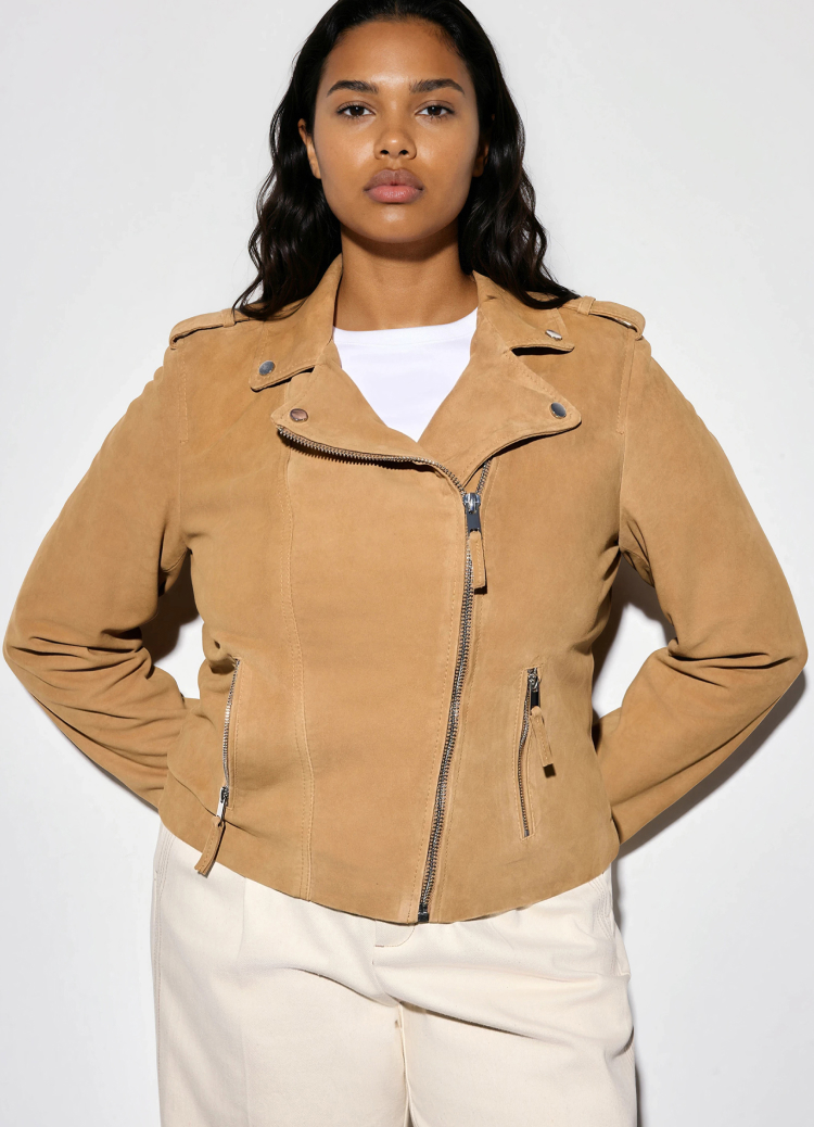 Изображение на продукт, представящо дамско яке, което показва общото прилягане, кройката и стила при носене, помагайки на клиентите да оценят подходящостта за ежедневно връхно облекло.