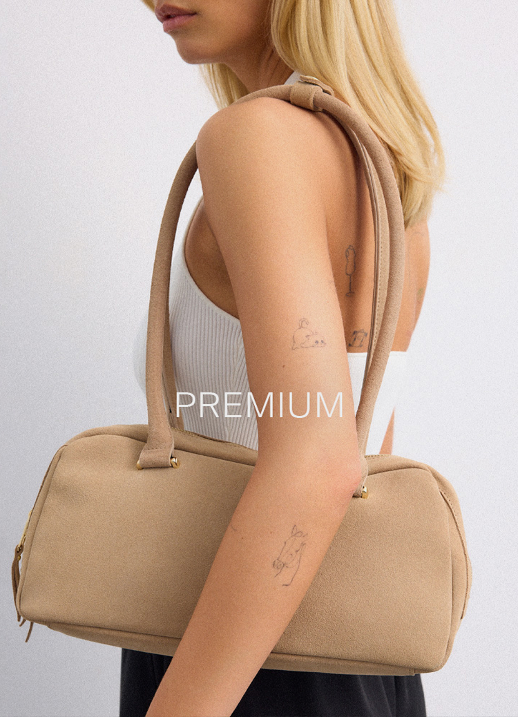 Преміальна сумка, представлена на плечі, щоб продемонструвати розмір, форму та зручність у повсякденному використанні.