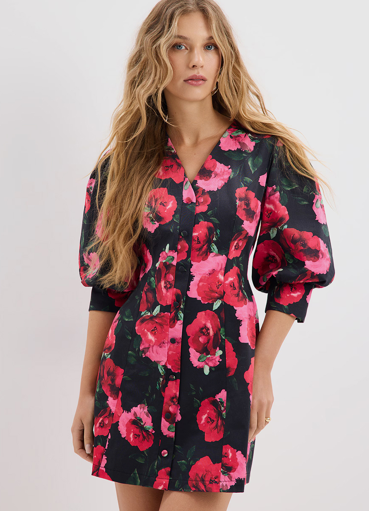 Casual lifestyle vizual koji promoviše udobnu svakodnevnu odjevnu kombinaciju, naglašavajući opušten kroj i praktičan stil pogodan za svakodnevno nošenje i neformalne aktivnosti.