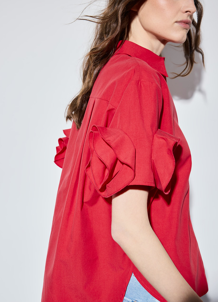 Дамска блуза с къс ръкав, подчертаваща набрания детайл на ръкава и свободната кройка, помагаща на купувачите да оценят стила и дизайнерските характеристики на дрехата при вземане на решение за покупка.