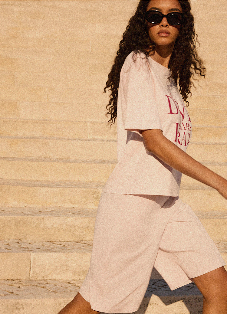 Рекламне модне зображення, що представляє повсякденний узгоджений образ для щоденного носіння, стилізований для передачі розслабленої, сучасної вуличної моди та натхнення у виборі вбрання.