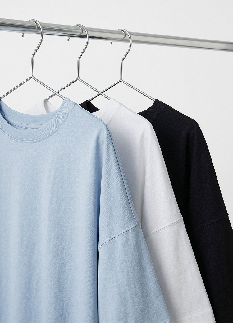 Асортимент базових футболок з круглим вирізом, представлений для демонстрації доступних стильових варіантів та придатності для щоденного носіння.