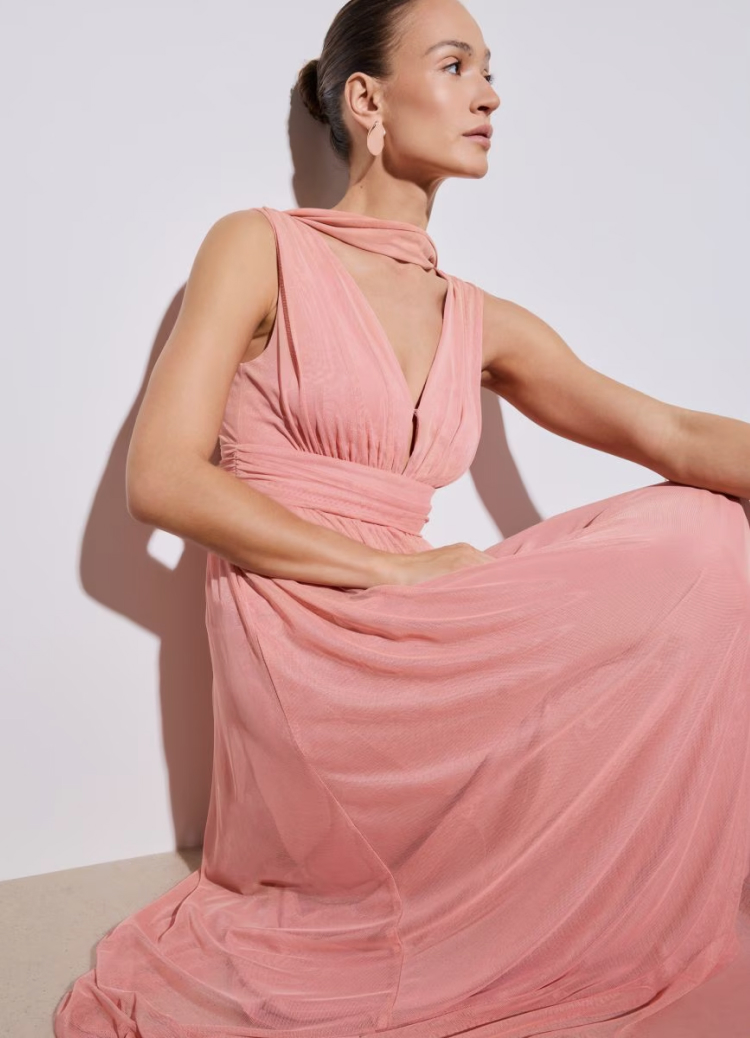 Изображение на моден продукт, представящо официална рокля без ръкави с драпирана силуетна линия и дълбоко деколте, подчертаващо елегантност, прилягане и подходящост за вечерни или специални поводи.