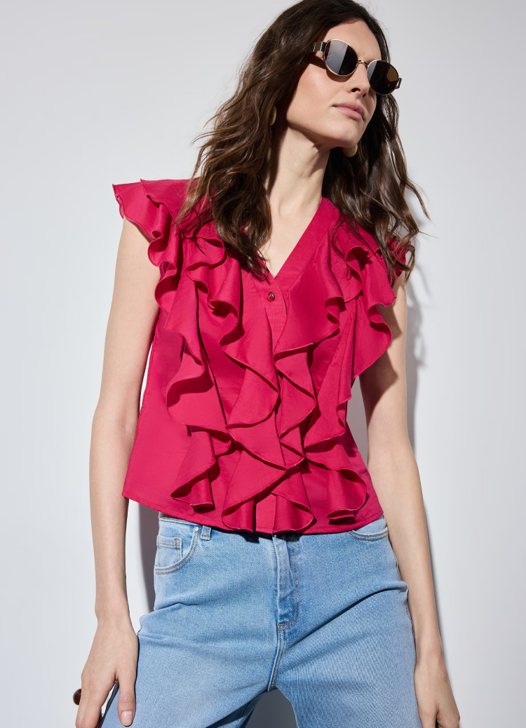 Дамска блуза без ръкави с къдри и V-образно деколте, показана в комбинация с дънки, за да се подчертаят кройката, детайлите и ежедневният стил.