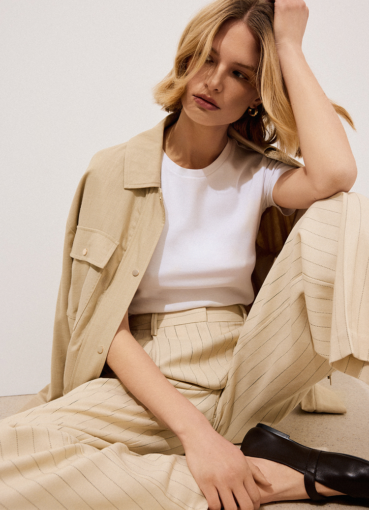 Натхнення для образу, що представляє повсякденний жіночий стиль, поєднуючи футболку, оверсорочку, класичні брюки та балетки для щоденного носіння.